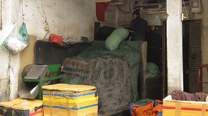 Khu vực làm nước đá nhếch nhác, bẩn thỉu.