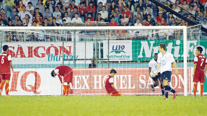 Gặp không ít thất bại thời gian qua, song U19 VN (áo đỏ) vẫn nhận được nhiều lời ngợi ca. Ảnh: VSI 