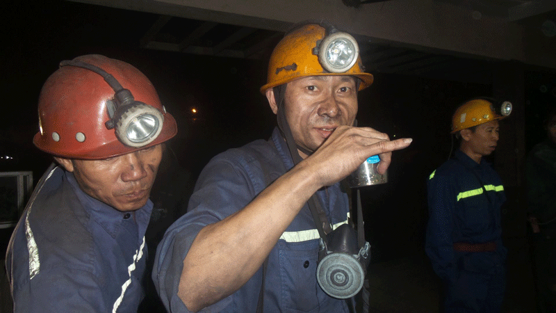 Công nhân đang thưởng thức cốc chè ngọt và mát sau khi tan ca.