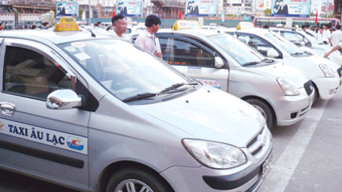 Hà Nội sẽ quản chặt taxi bằng phù hiệu mới. Ảnh: T.Đảng 