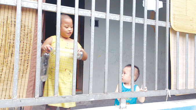 Các em nhỏ tại chùa Bồ Đề chiều 12/8. Ảnh: Tuấn Nguyễn 