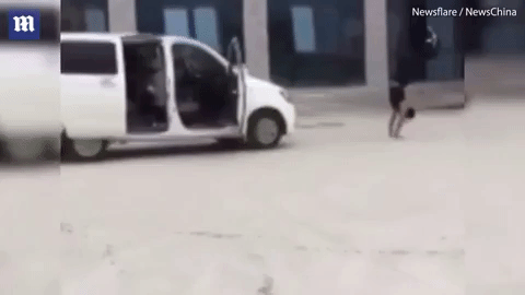 Tròn mắt xem võ sĩ 'trồng cây chuối' kéo xe một tấn