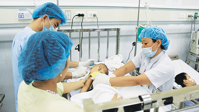 Các bác sỹ Bệnh viện Nhi T.Ư đang cấp cứu bệnh nhi bị viêm màng não. Ảnh: Minh Hải