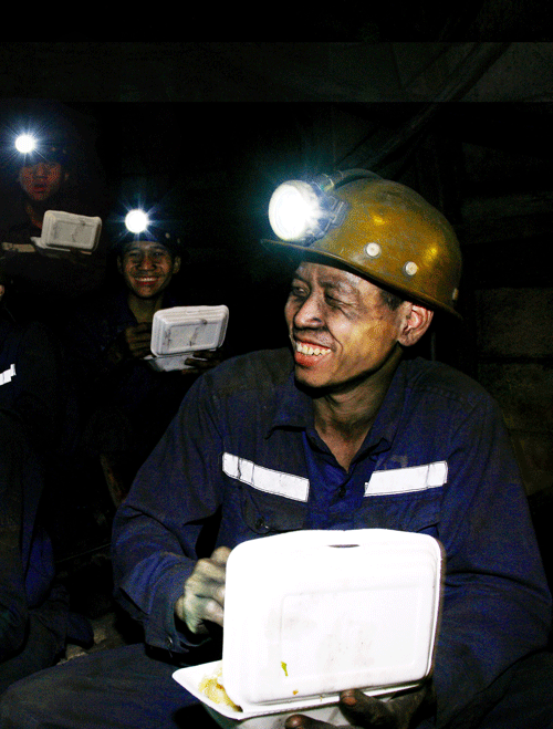 Bữa cơm trong hầm lò của những người thợ mỏ ảnh 6