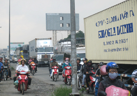 Ngã vào gầm container đang chạy, nam thanh niên thoát chết ảnh 1