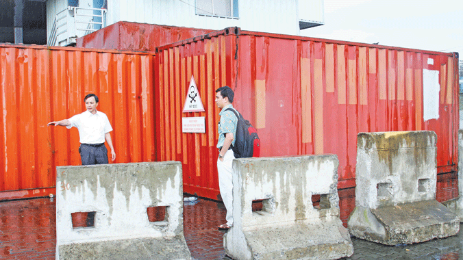 Các bên liên quan đi khảo sát hiện trường lưu giữ 7.000 lít hóa chất siêu độc bên bờ vịnh Hạ Long. Ảnh: Đỗ Hoàng 