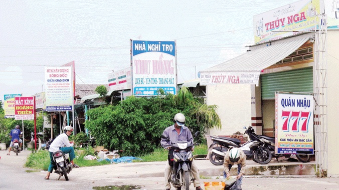  Dãy nhà của cán bộ trên khu đất công cho ông Lê Thanh Tiền thuê sản xuất kinh doanh thủy sản. Ảnh: Nguyễn Tiến Hưng