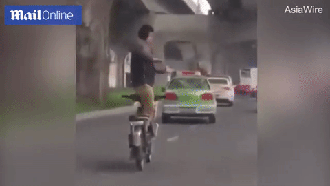 Video hot: Siêu trộm trùm áo mưa đột nhập công ty bị bắt quả tang ảnh 2