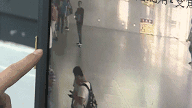 Thanh niên bất ngờ vất tiền như đống giấy lộn rồi bỏ đi.