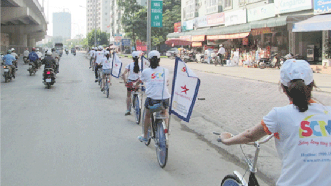 Các nhà cung cấp dịch vụ truyền hình trả tiền tung đủ chiêu để giành khách hàng. Ảnh: Minh Quyên