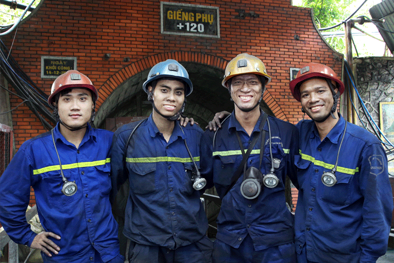 Thợ lò lạc quan, vững tin Ảnh: Phạm Cường.