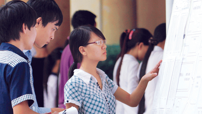 Không ít thí sinh lo lắng khi đủ điểm sàn nhưng vẫn có thể bị trượt đại học (Trong ảnh: Thí sinh xem điểm thi). Ảnh: Như Ý 