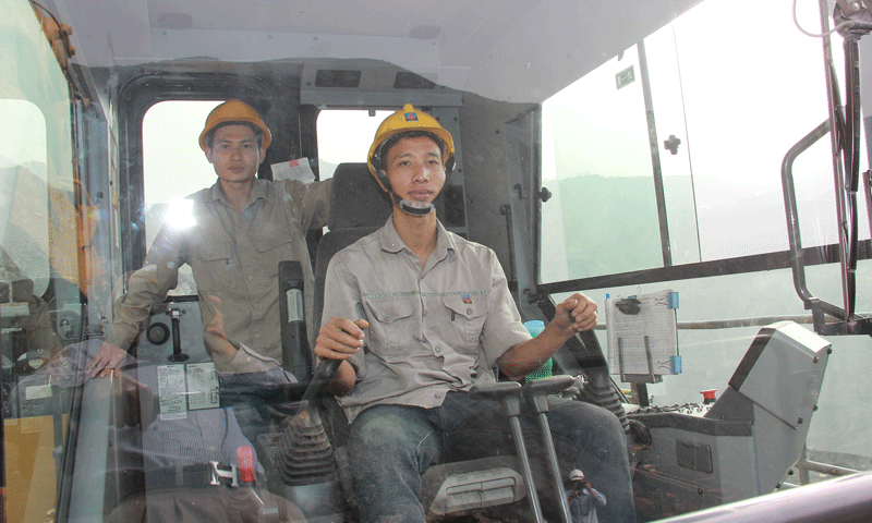 Từ tiền đạo đến lái máy xúc khủng