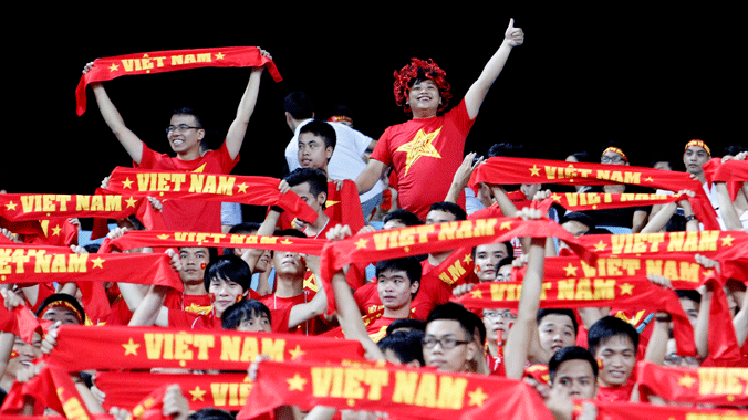 Cổ động viên ăn mừng bàn thắng sau khi Công Phượng ghi vào lưới đối phương. Ảnh: Như Ý