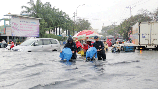 Ngập nặng trên đường Hòa Bình (quận 11). ảnh: HT 