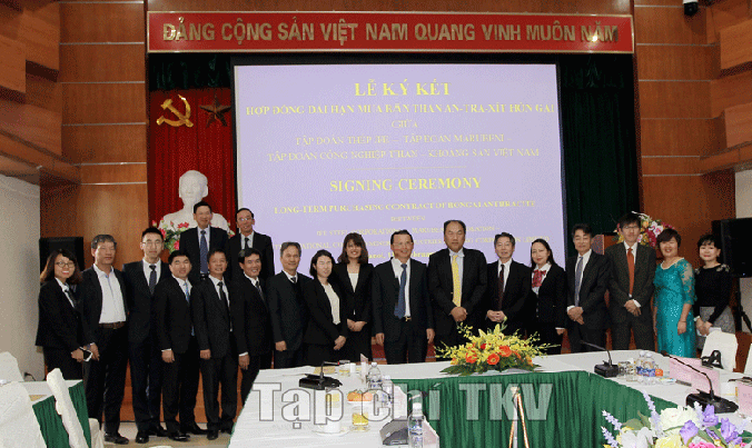 Lãnh đạo Tập đoàn TKV và Tập đoàn thép JFE/Tập đoàn Marubeni chụp ảnh lưu niệm tại lễ ký kết.