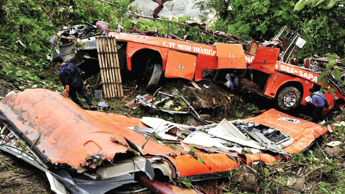 Chiếc xe gặp nạn rơi xuống vực sâu khoảng 200 mét bị biến dạng hoàn toàn. Ảnh: Hiếu Lê