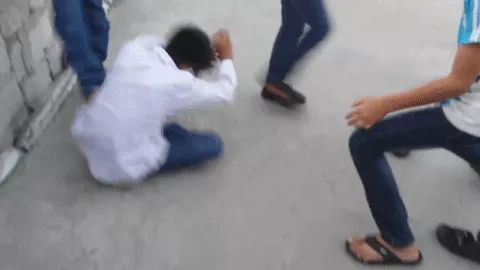 Nam sinh gào khóc vì bị bạn đánh hội đồng, tiểu tiện vào đầu