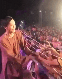 Khán giả Bình Định đến từ 13h đợi Hoài Linh diễn lúc 22h ảnh 3