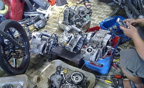 Tháo máy để độ xe.