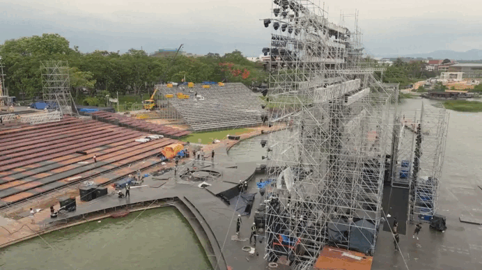 Đây là lần đầu tiên trong lịch sử cuộc thi, một sân khấu chung kết được xây dựng hoàn toàn trên sông. Đại diện ban tổ chức cho biết việc thiết kế sân khấu theo mô hình mặt nước là ý tưởng nhằm kết nối vẻ đẹp hiện đại của cuộc thi sắc đẹp với chiều sâu di sản văn hóa Huế.