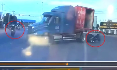 [CLIP] Pha xử lý 'thót tim' của tài xế xe container khiến nhiều người đi đường hoảng hồn 