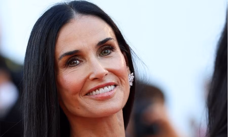 'Người phụ nữ đẹp nhất thế giới' biến Cannes thành sàn diễn riêng với loạt váy áo gây choáng