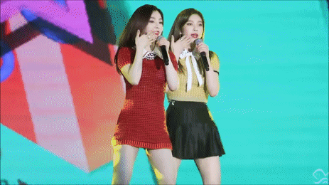 Trước đây, khán giả cũng nhiều phen đau đầu với trang phục mà Red Velvet mặc. Chuyện Irene thường xuyên khổ sở vì những chiếc váy quá ngắn, hình ảnh cô nàng vừa biểu diễn vừa lo kéo váy đã trở nên quen thuộc với khán giả.