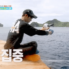 Jin còn sáng tạo đến mức biến lighstick của BTS thành cần câu cá này.