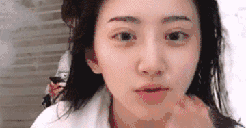 Cảnh Điềm không ngại quay clip tẩy trang cho fan xem. Cô nàng vẫn xinh tươi với làn da trắng mịn, đôi mắt to.