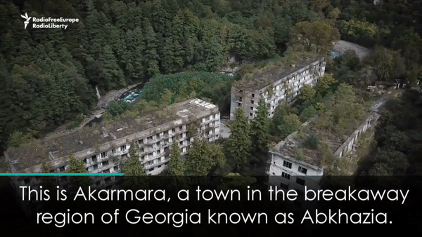 Thị trấn ma bị thảm thực vật xâm chiếm khi nhìn từ trên cao.