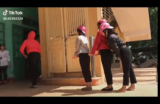 Team trường học cũng không thể đứng yên khi thấy trend này.