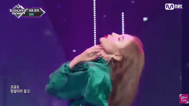 Trên các sân khấu âm nhạc, Sunmi khiến khán giả khó rời mắt khi rũ mái tóc dài lấp lánh ánh xanh trong concept nàng tiên cá của Siren.