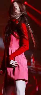 Taeyeon (SNSD) gây mê mẩn với động tác đung đưa, vuốt tóc để khoe những sợi kim tuyến.