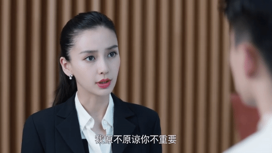 Angelababy nói một loạt thoại nhưng biểu cảm gần như chẳng thay đổi.
