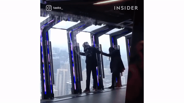 Du khách trải nghiệm cảm giác lạnh gáy với bức tường "biết chuyển động".