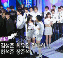 Sana và Jeongyeon nhìn như đang cãi nhau