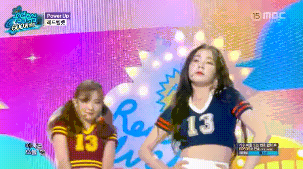 Một lần khác, Irene còn bị stylist cho mặc áo bị rách ở phần dưới cánh tay. Mỗi khi Irene giơ cao tay theo vũ đạo, vết rách này lại hiện ra rõ mồn một.