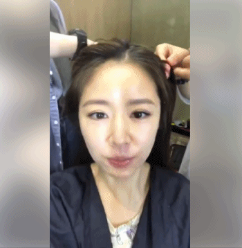 Lâm Tâm Như từng livestream khi đang làm tóc, trang điểm. Nữ diễn viên 42 tuổi chăm sóc da rất tốt, trông căng bóng mịn màng.