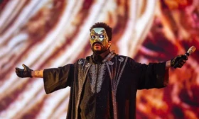 Khán giả choáng ngợp trước sân khấu hậu tận thế tại concert của The Weeknd