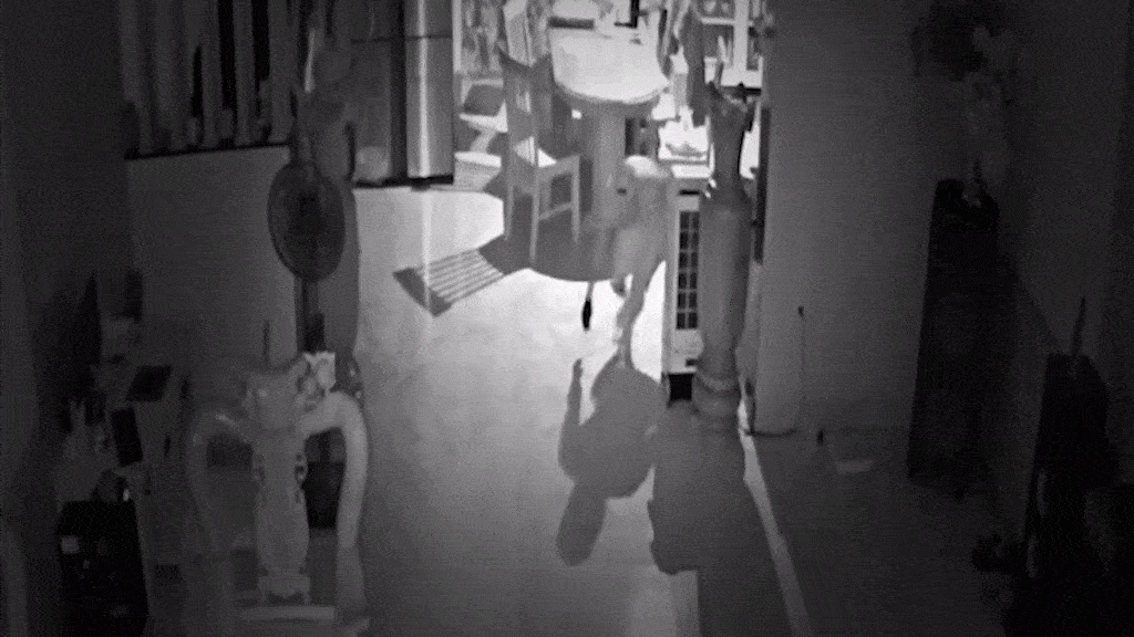 Nam thanh niên dỡ mái đột nhập vào cửa hàng trộm nhiều điện thoại ảnh 2 Nam thanh niên dỡ mái đột nhập vào cửa hàng trộm nhiều điện thoại ảnh 2