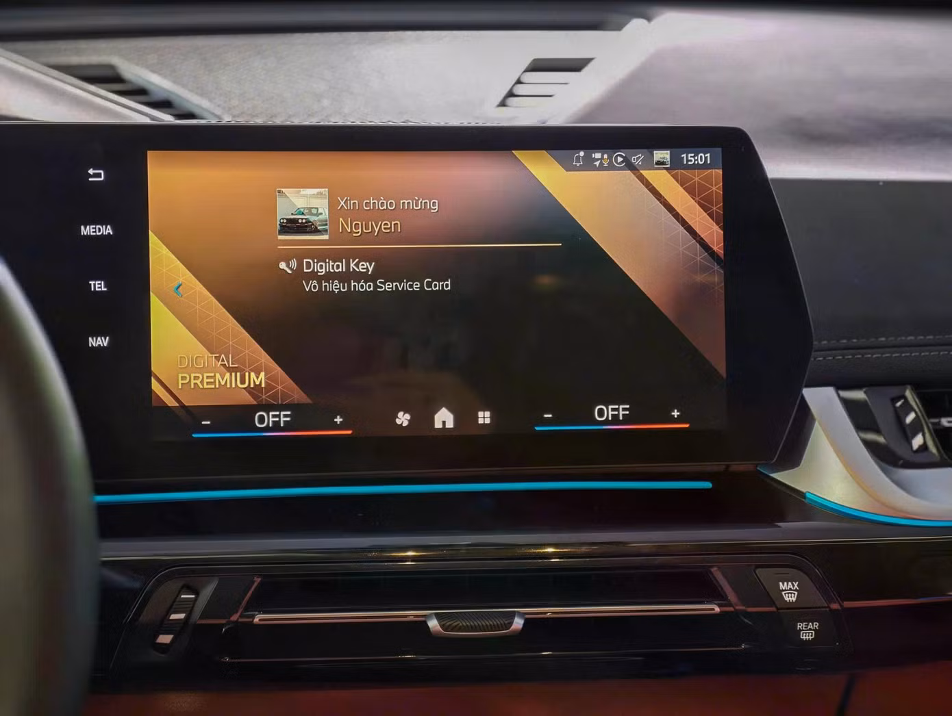 Điểm nhấn của khoang lái là cụm màn hình cong BMW Curved Display, kết hợp màn hình thông tin người lái 10,25 inch sau vô lăng với màn hình điều khiển trung tâm 10,25 inch trong một thiết kế liền mạch.