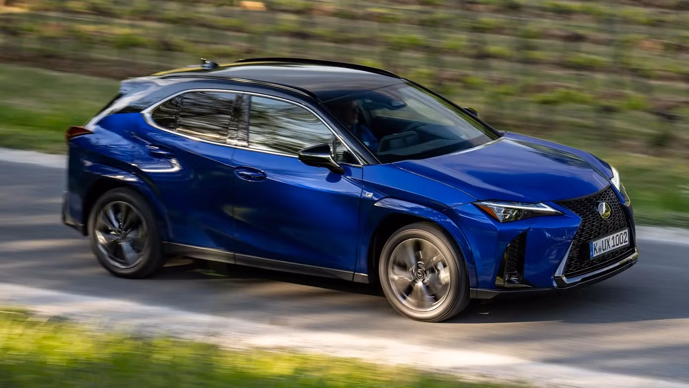 49-lexus-ux-330h-2024-side-driving-2828.jpg