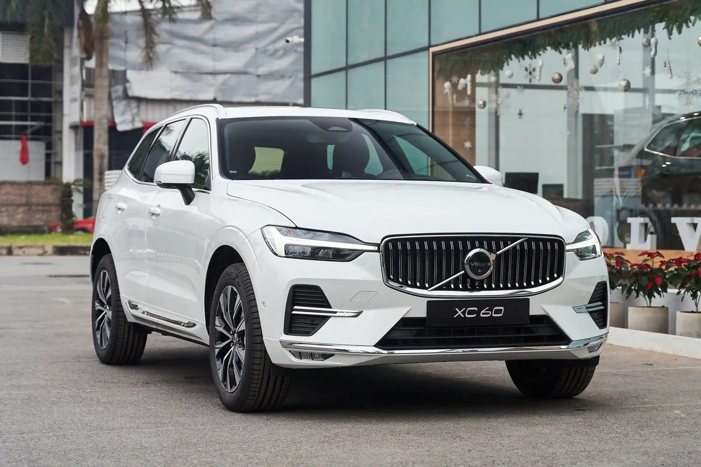 volvo-xc60-ultra-2025-mau-trang.jpg
