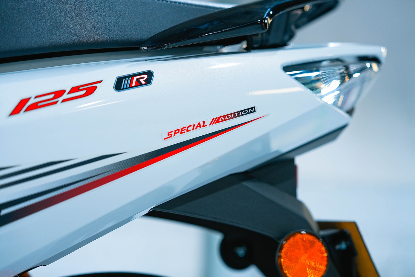 honda-wave-125-r-special-edition-profender-10.jpg