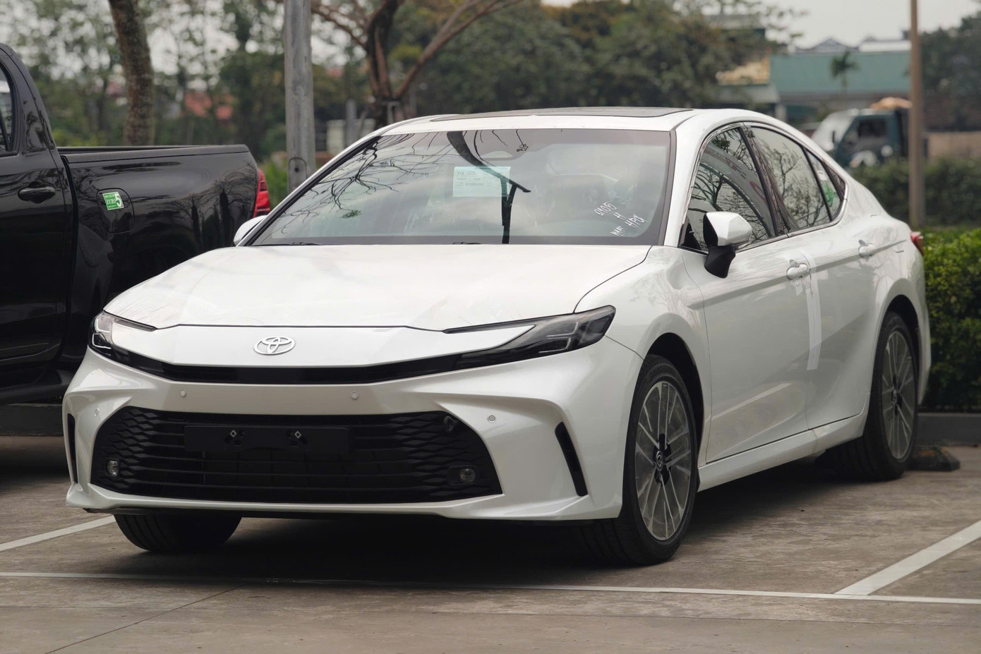 toyota-camry-giam-gia.jpg