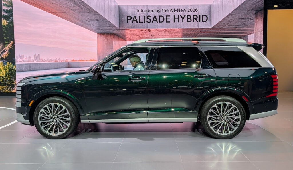 2026-hyundai-palisade-hybrid-side-angle-1024x594.jpg