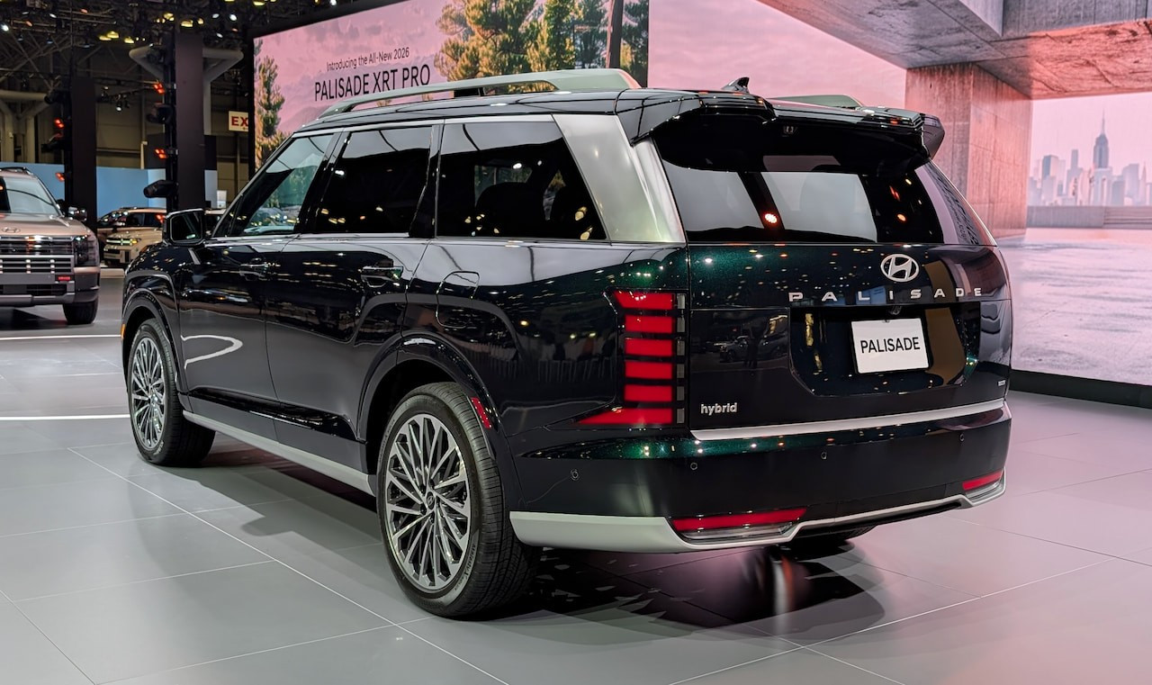 2026-hyundai-palisade-hybrid-rear-three-quarters-angle.jpg