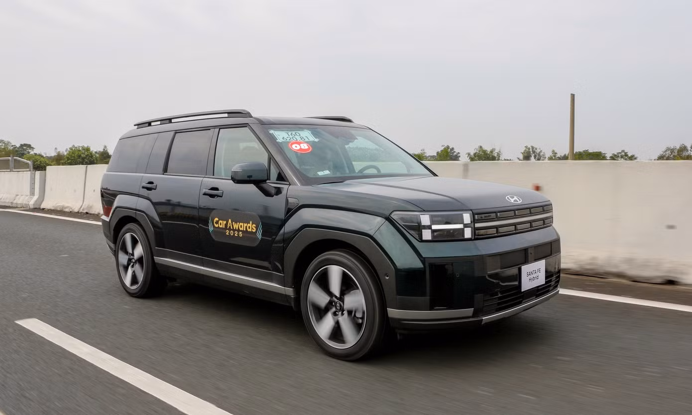 santa-fe-hybrid-vietnam.jpg