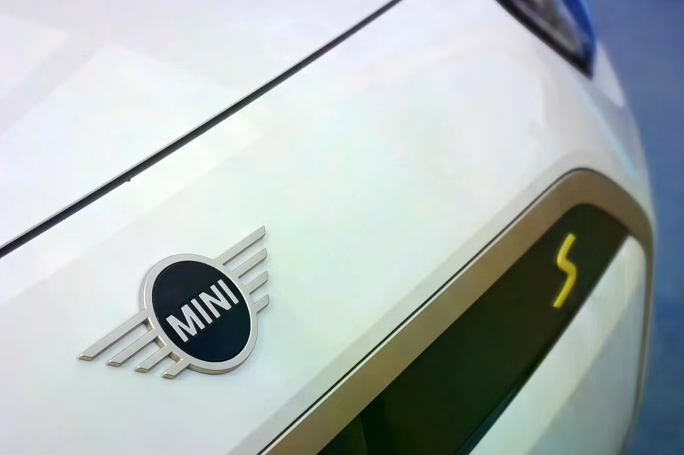 MINI Aceman sử dụng hệ truyền động thuần điện với công suất tối đa 160 kW, mô-men xoắn cực đại 330 Nm. Xe có khả năng tăng tốc 0-100 km/h trong 7,1 giây, trước khi đạt tốc độ tối đa 170 km/h. Bộ pin dung lượng 49,2 kWh dưới sàn xe cho phạm vi hoạt động khoảng 406 km mỗi lần sạc theo chuẩn WLTP.
